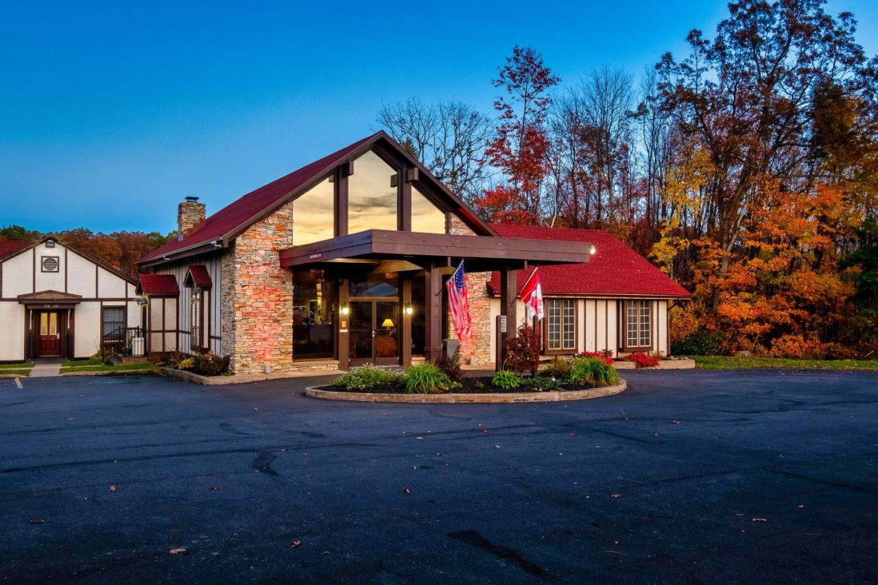 Red Roof Inn & Suites Hazleton Bagian luar foto