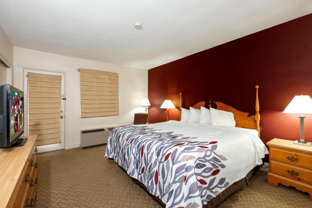 Red Roof Inn & Suites Hazleton Bagian luar foto
