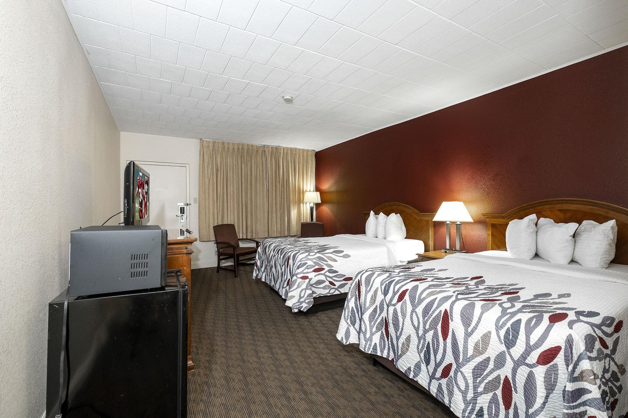 Red Roof Inn & Suites Hazleton Bagian luar foto