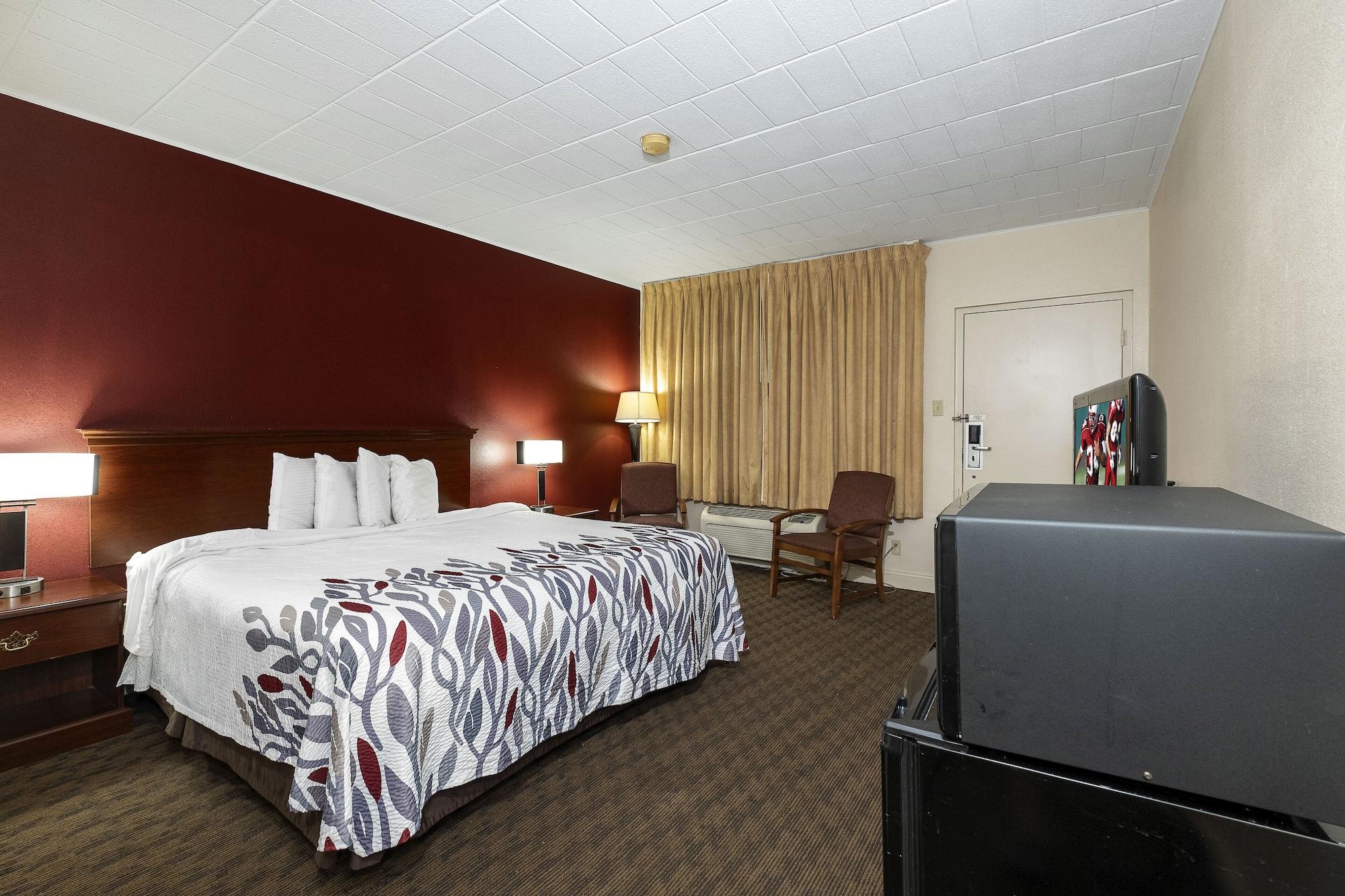 Red Roof Inn & Suites Hazleton Bagian luar foto