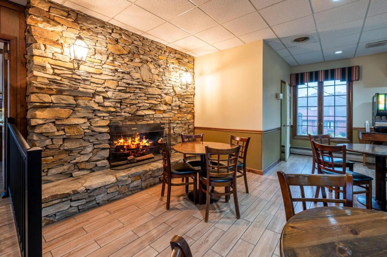 Red Roof Inn & Suites Hazleton Bagian luar foto