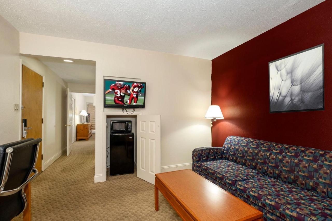 Red Roof Inn & Suites Hazleton Bagian luar foto