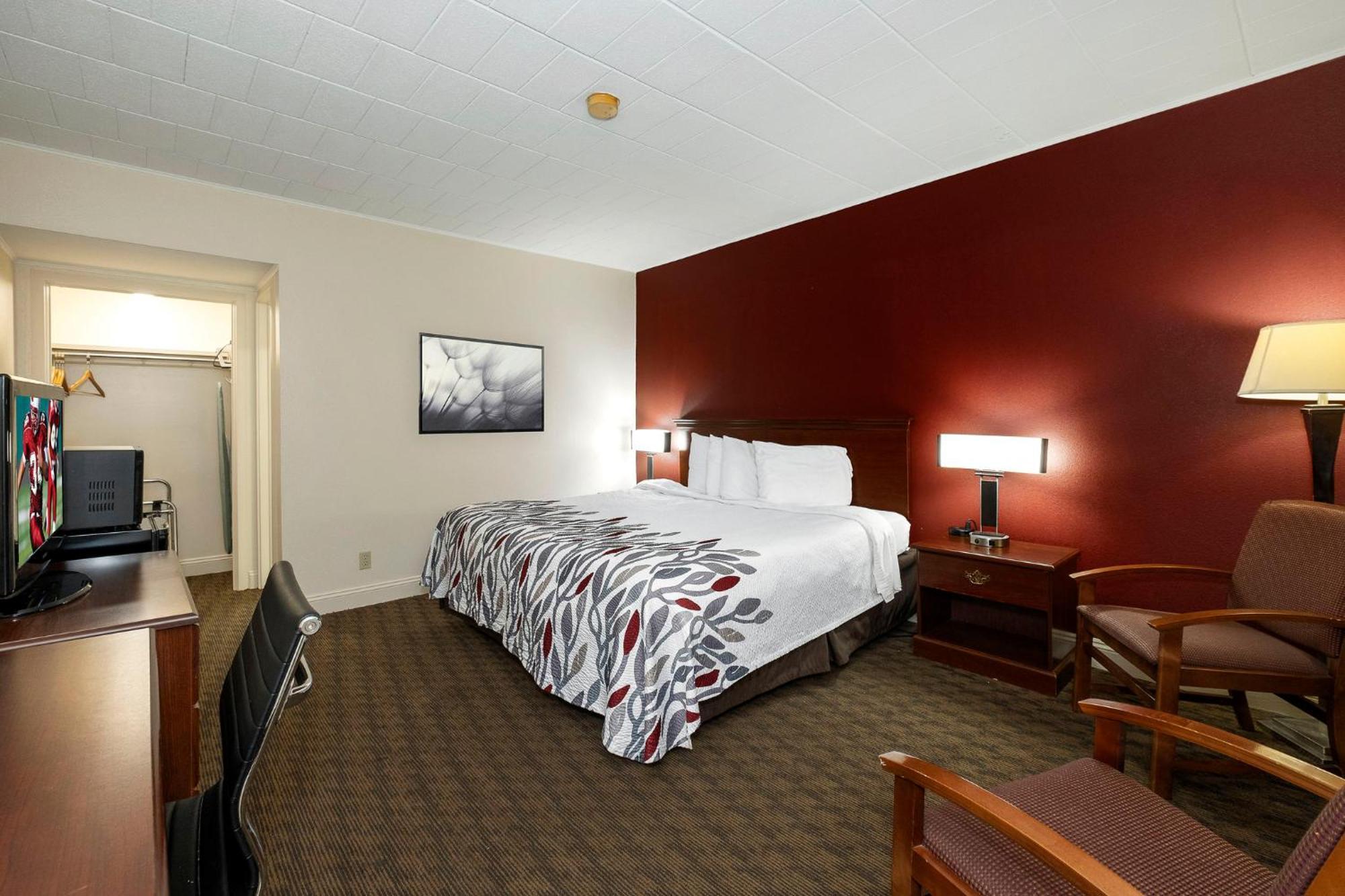 Red Roof Inn & Suites Hazleton Bagian luar foto