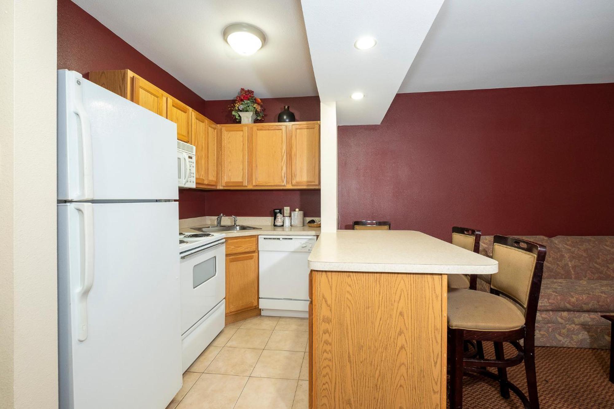 Red Roof Inn & Suites Hazleton Bagian luar foto