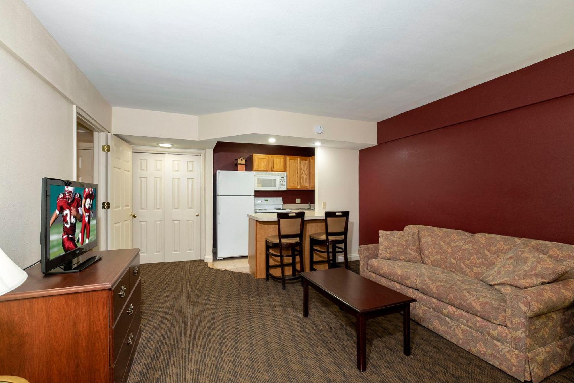Red Roof Inn & Suites Hazleton Bagian luar foto