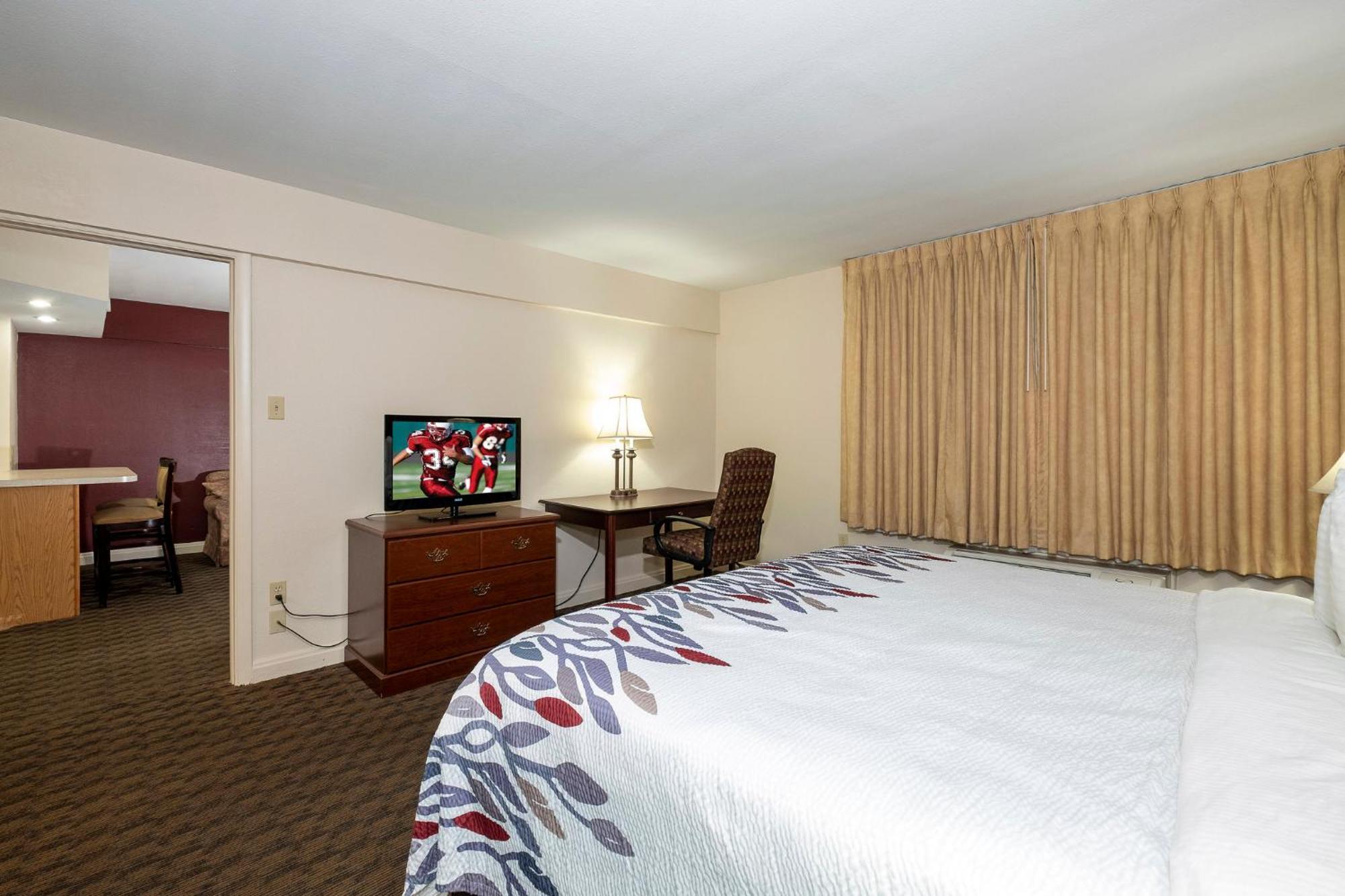 Red Roof Inn & Suites Hazleton Bagian luar foto
