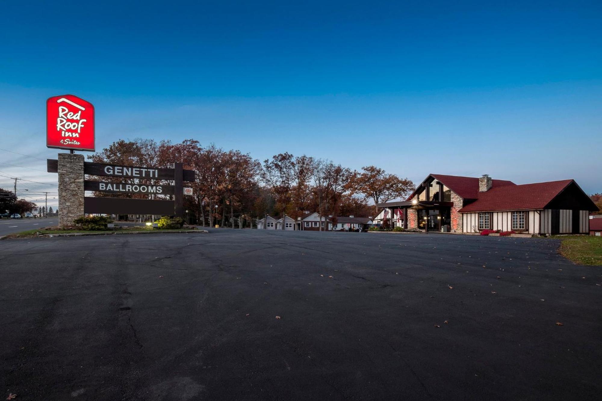 Red Roof Inn & Suites Hazleton Bagian luar foto