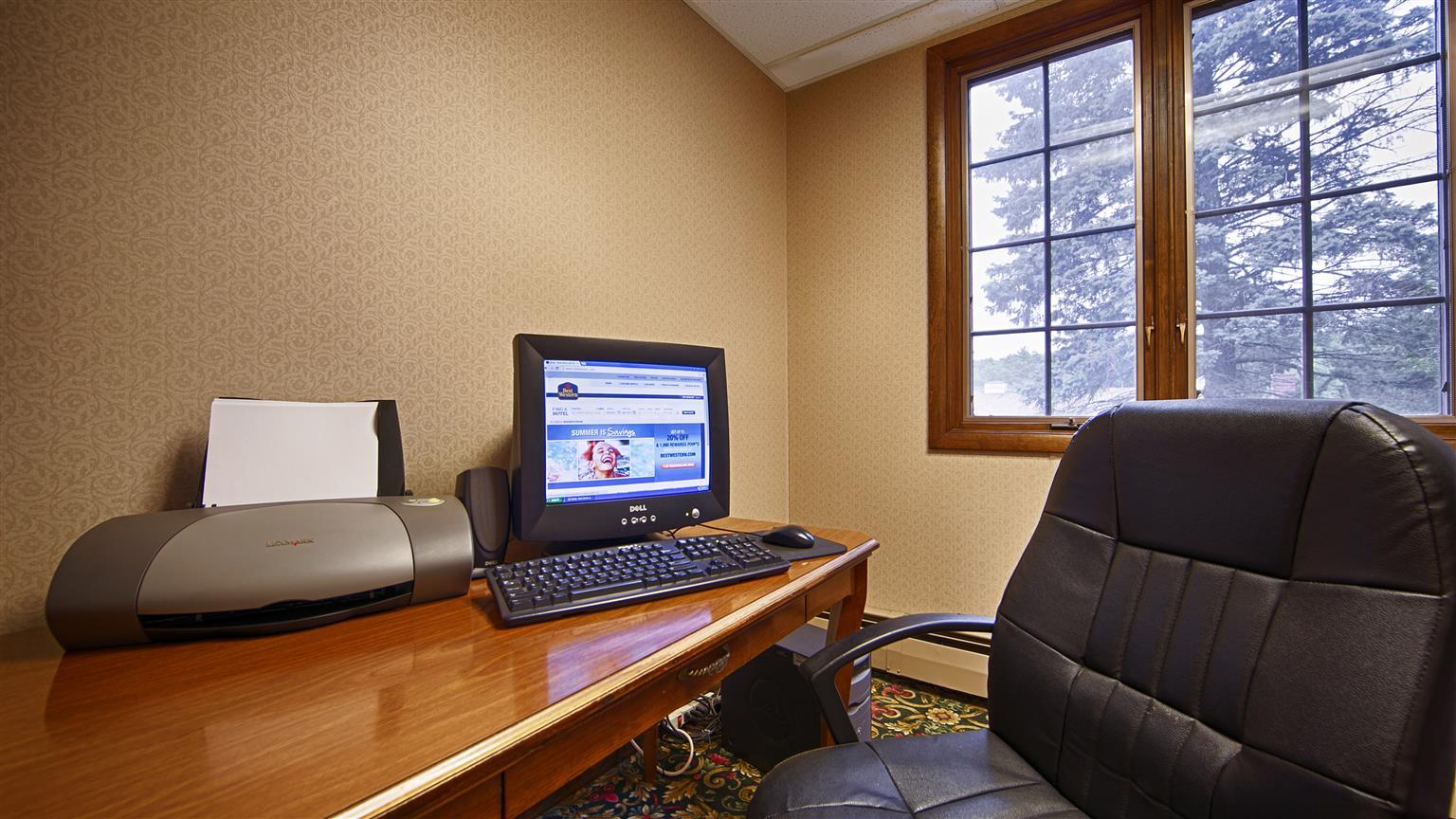 Red Roof Inn & Suites Hazleton Bagian luar foto